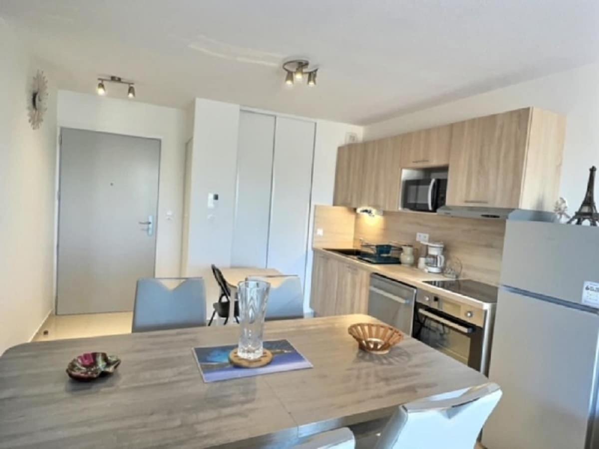 A 150M De La Plage - Coquet Appartement Pour 4 Personnes Vias Eksteriør billede